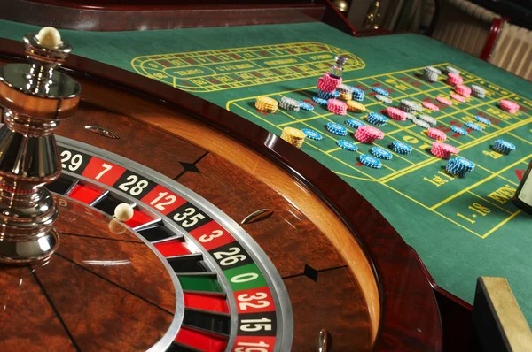 Mobile interface showing No Commission Baccarat table selection and betting layout on draw china